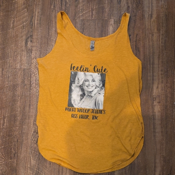 Next Level "Feelin' Cute" Dolly Parton Mustard Yellow Tank Top - Size M - Picture 1 of 7